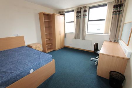 9 bedroom flat to rent - Photo 4