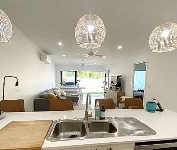 MODERN TOWNHOUSE – STYLISH & LOW-MAINTENANCE LIVING! - Photo 4