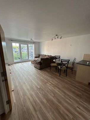 2 Bed Flat, Carisbrooke Road, LS16 - Photo 1