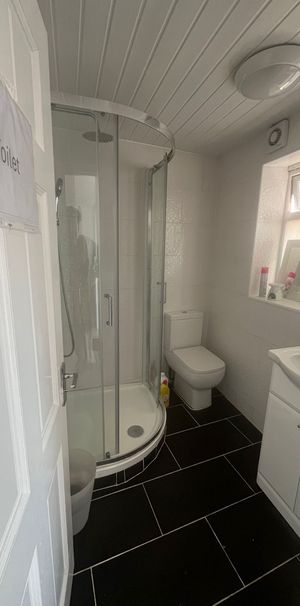 Great West Road, Hounslow - Photo 1