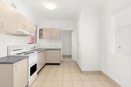 2-Bedroom Apartment with Lock-Up Garage in Prime Location - Photo 3