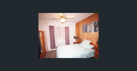 Ideal Family Home - Photo 3