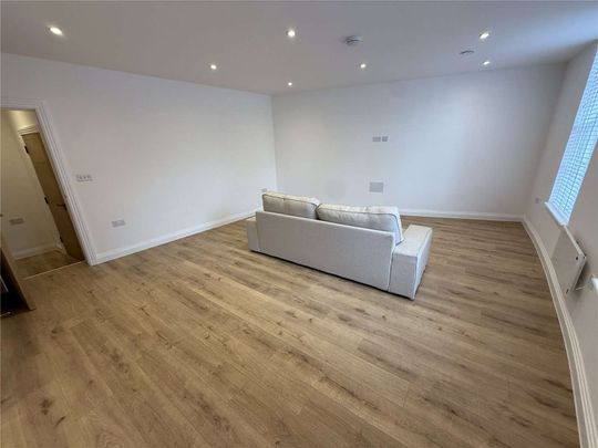 A newly converted 2 bedroom apartment to rent at Market Place in the heart of Reading's town centre. Having been superbly converted, offering a very high standard of presentation throughout. - Photo 1