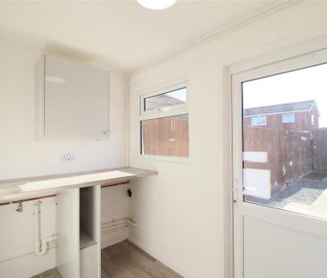 4 bedroom semi-detached house to rent - Photo 4