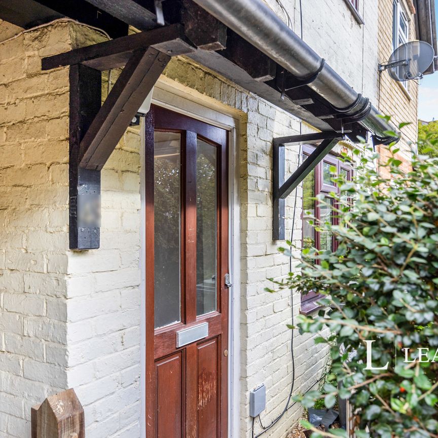 2 bedroom house to rent Elizabeth Road, Godalming, GU7 - Photo 1