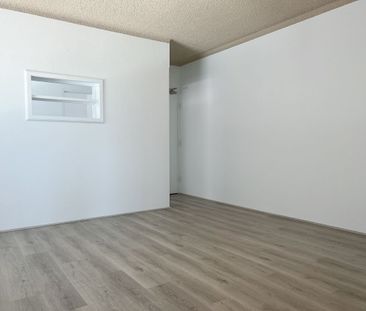 Renovated, Comfortable Plus Views - Photo 1