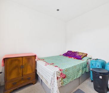 1 bedroom Flat in Park Street, Surrey - Photo 1