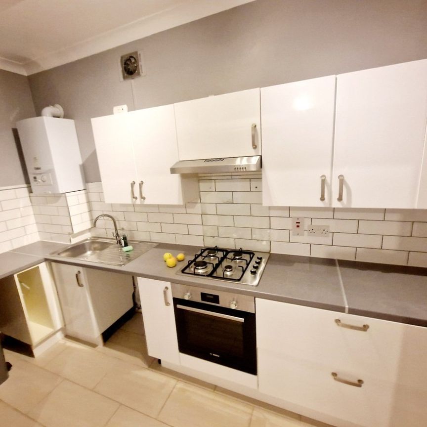 2 Bed Flat, Beaconsfield Road, N11 - Photo 1