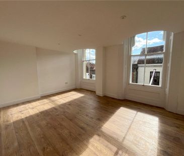 A lovely, modern, two bedroom flat close to the train station and c... - Photo 5