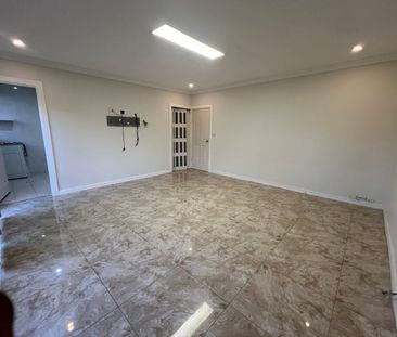 Spacious Three Bedroom Massive Family Home Located in Juno Parade, ... - Photo 2