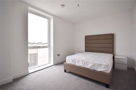 A stunning 2 bedroom Penthouse apartment situated in the prestigious "Icon" development in Eddington, Cambridge. Amtico flooring and under floor heating. Secure parking. Furnished. - Photo 3