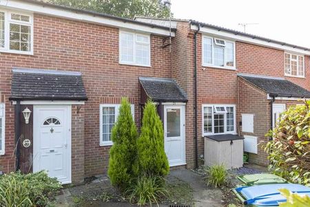 Woodhatch, Horsham, RH13 - Photo 3