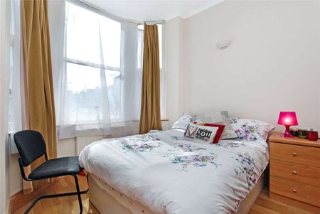 Three bedroom ground floor flat with a private garden. - Photo 3