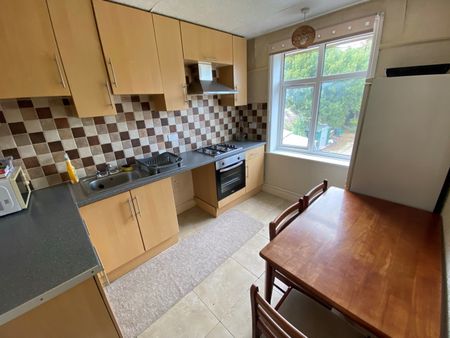 Room in a Shared House, Wide Lane, SO18 - Photo 2