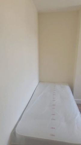 Room in a Shared House, Whitehorse Road, CR0 - Photo 5