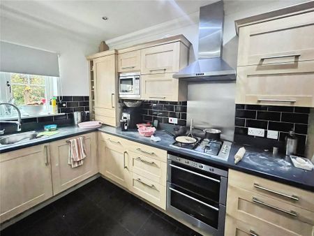 3 bedroom semi-detached house to rent - Photo 5