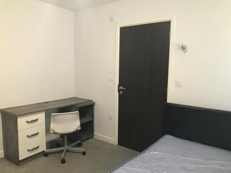 1 bedroom in a house share to rent - Photo 2