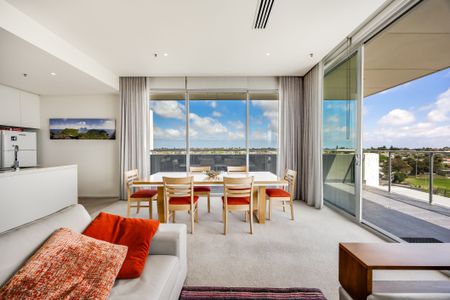 Embrace Northern Skies & City Lights From A Privileged Penthouse Position - Fully Furnished - Photo 3