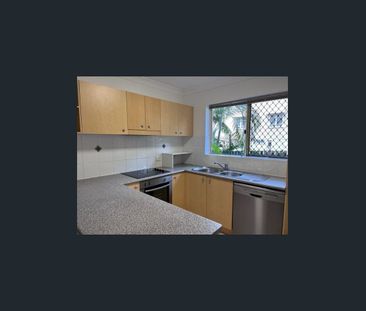 Centrally located home with secure courtyard - Photo 4