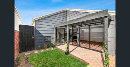 Prime location and neat as a pin - Photo 5