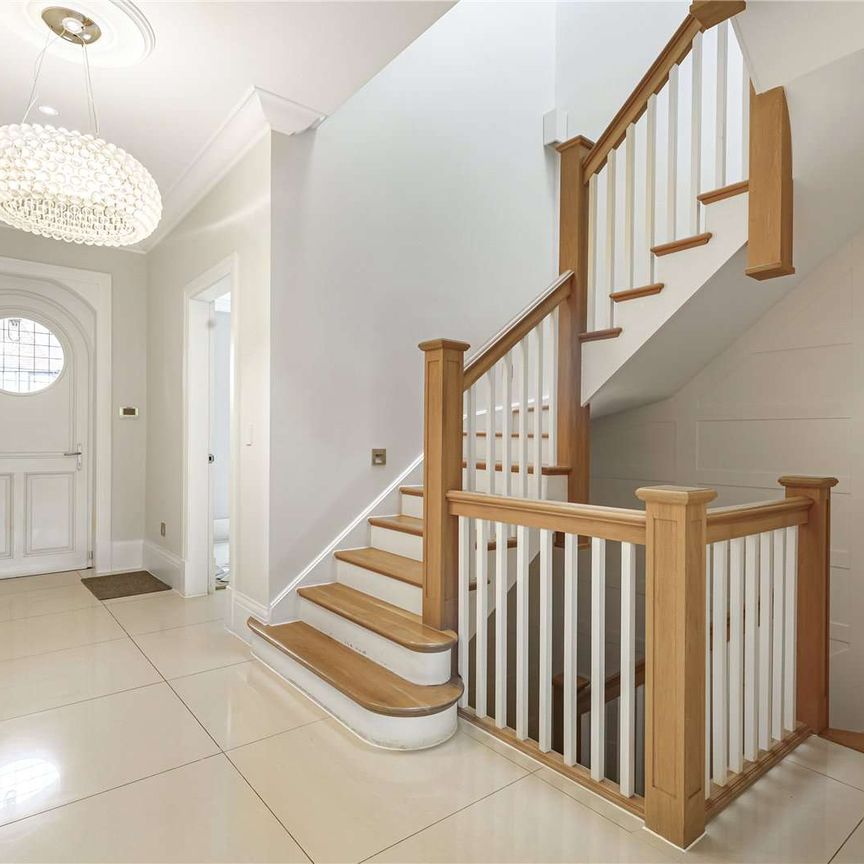 An exceptional detached house on a prestigious Wimbledon road. - Photo 1