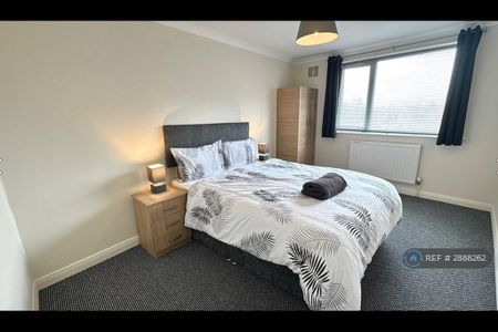 4 bedroom flat to rent - Photo 4