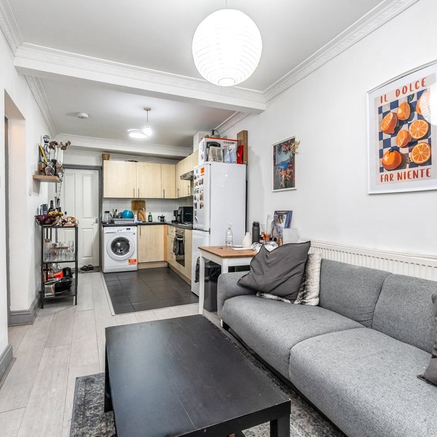 3 Bed Flat, Alkham Road, N16 - Photo 1