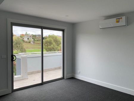 TOWNHOUSE WITH MODERN FINISHES - Photo 2