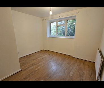 3 Bed Flat, East Ham, E6 - Photo 3