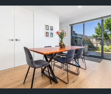 Stylish Coastal Townhouse - Just 300m to the Beach - Photo 4