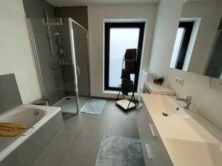 recente nieuwbouw vier slaapkamer EENGEZINSWONING met grote garage & buitenterras - Foto 3