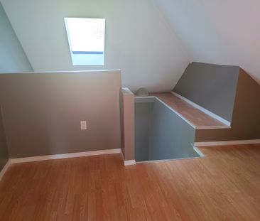 1167 ROBINSON 3 BEDROOM HOUSE WITH GARAGE - Photo 1