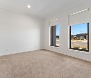 STUNNING ON SKYLARK! - Photo 2