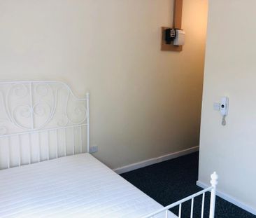 1 bedroom in a flat share to rent - Photo 2