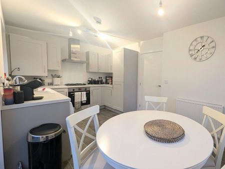 Detached house to rent on - Photo 5