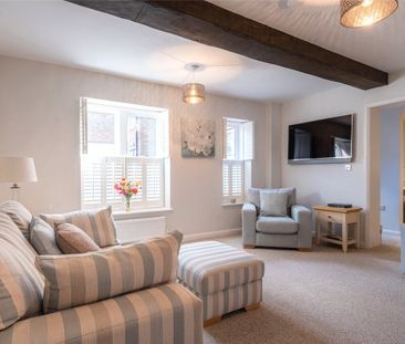 A beautifully modernised two bedroom mews cottage situated in the h... - Photo 2