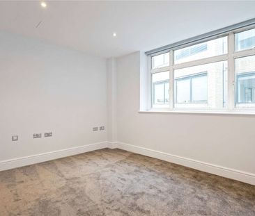 A modern two bedroom flat moments from Farringdon station - Photo 2