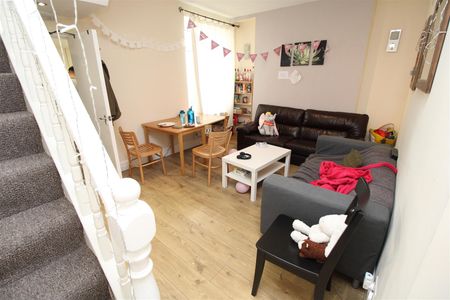 House - Terraced For Rent Queen Street, Pontypridd - Photo 2