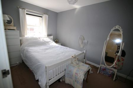 3 bedroom end of terrace house to rent - Photo 2