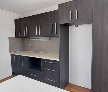 Te Atatu Peninsula- Three Bedroom House - Photo 4