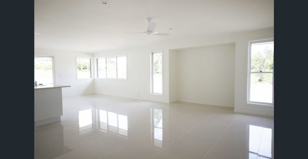 MODERN HOME IN FAMILY FRIENDLY NEIGHBOURHOOD - Photo 1