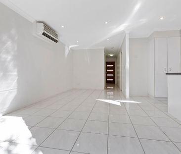 Modern Townhouse with Air Conditioning! - Photo 5