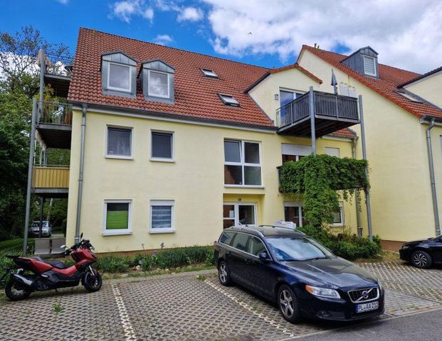 Apartment mit Westbalkon und gepflegter EBK sowie Bad mit Fenster und Badewanne in Röppisch! - Photo 1