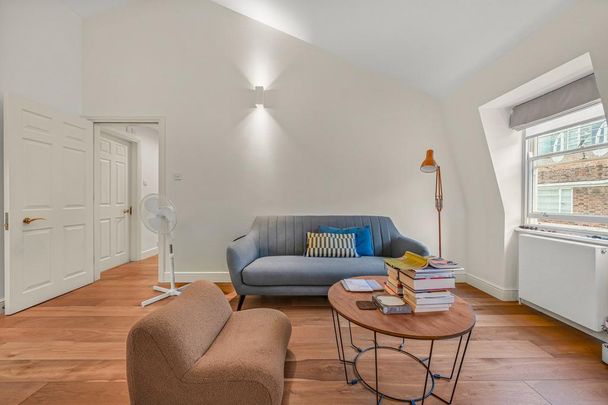 1 bedroom mews to rent - Photo 1