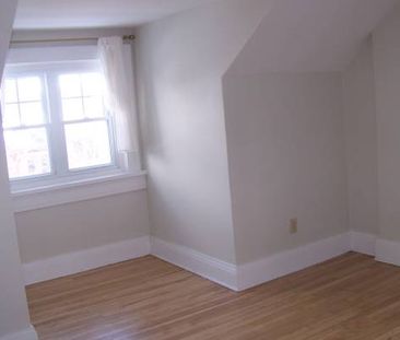 BRIGHT SPACIOUS ONE BEDROOM - Photo 4