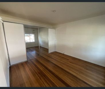 FOUR BEDROOM GROUND FLOOR OLDER STYLE APARTMENT - Photo 2