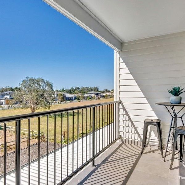 FOUR BEDROOM 2 BATHROOM TOWNHOUSE WITH SINGLE LOCK UP GARAGE & COVERED CARPORT - Photo 1