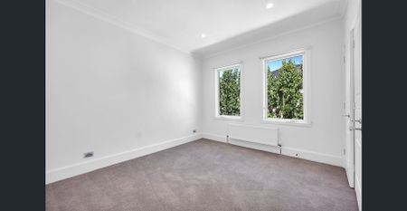 Elegant Family Living in the Heart of Kew - Photo 3