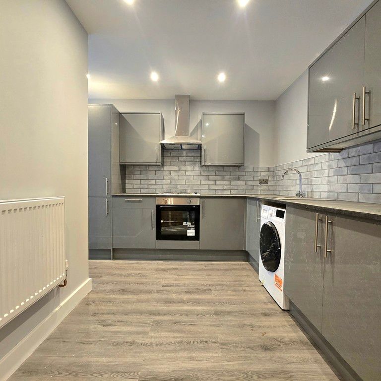 1 Bedroom Flat, Earls Court Road, London - Photo 1