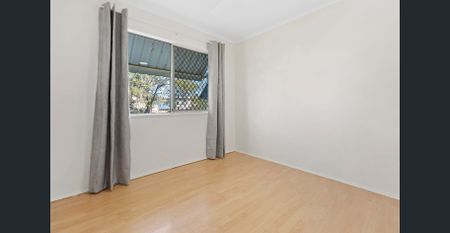 High set, relaxed Living in a Central Location! - Photo 4